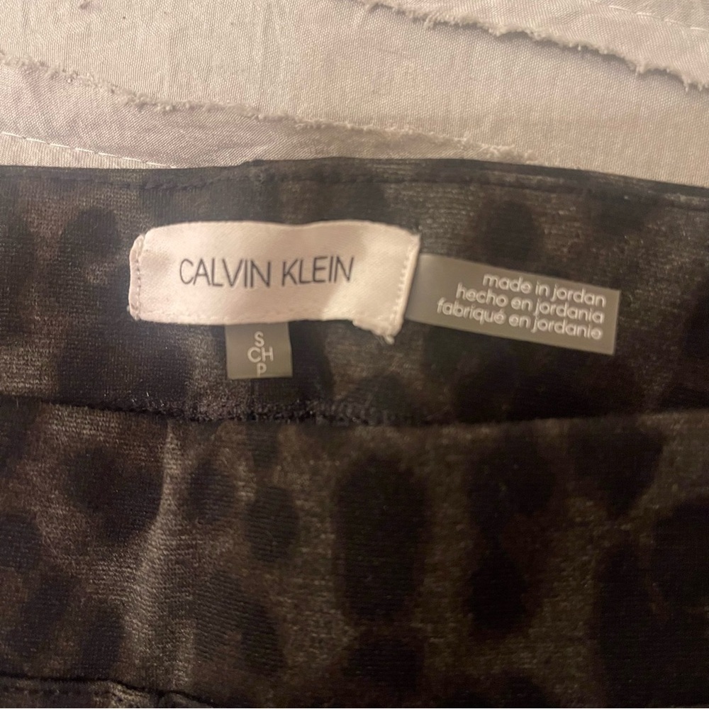 ❤️2/$15 or 3/$21❤️ Calvin Klein Animal Print Pants, Size Small - Picture 6 of 6